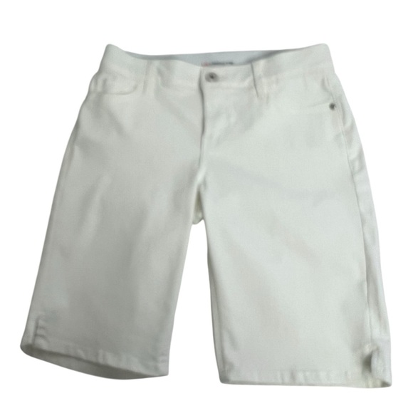 Liz Claiborne Women’s Sara Shorts Sz 6 White Pockets 2” Elastic Waistband - Picture 1 of 11